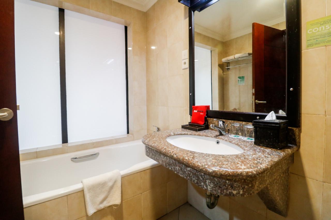 Hotel RedDoorz Premium @ Bukit Damai Indah Balikpapan  Exterior foto