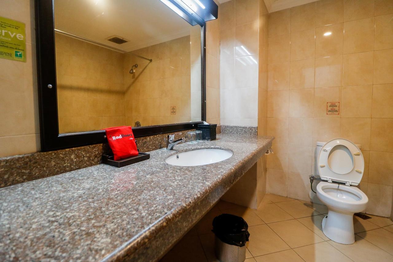 Hotel RedDoorz Premium @ Bukit Damai Indah Balikpapan  Exterior foto