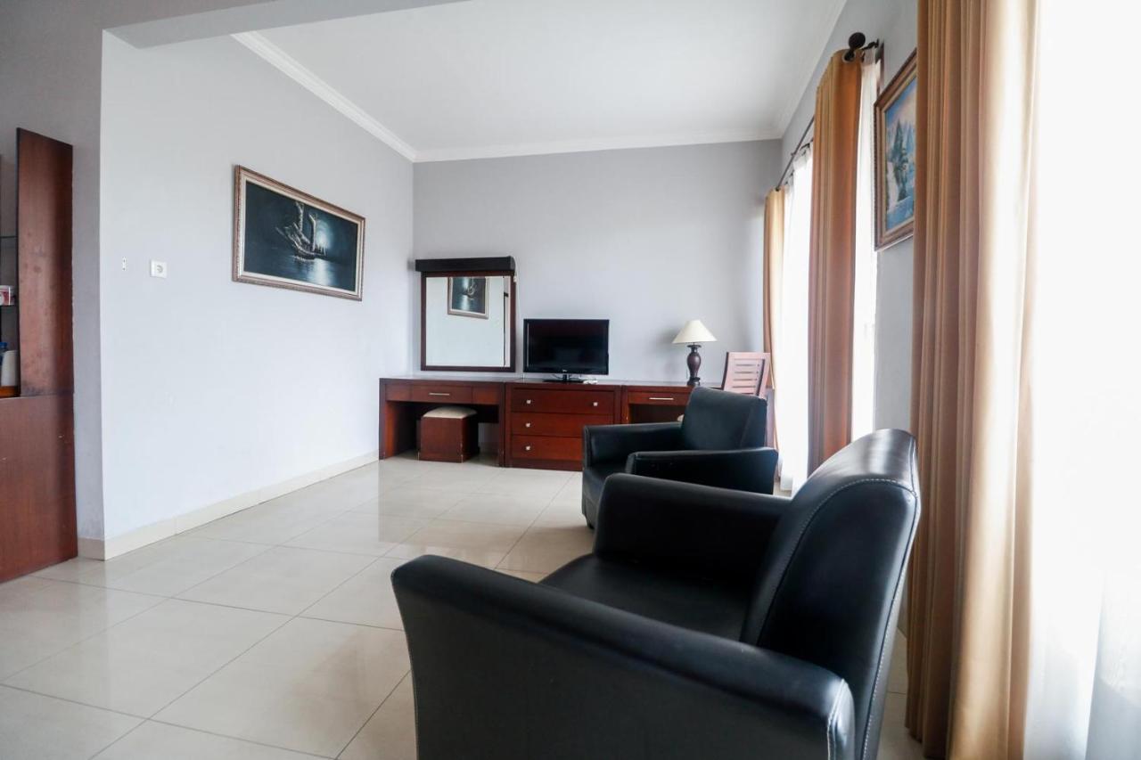 Hotel RedDoorz Premium @ Bukit Damai Indah Balikpapan  Exterior foto